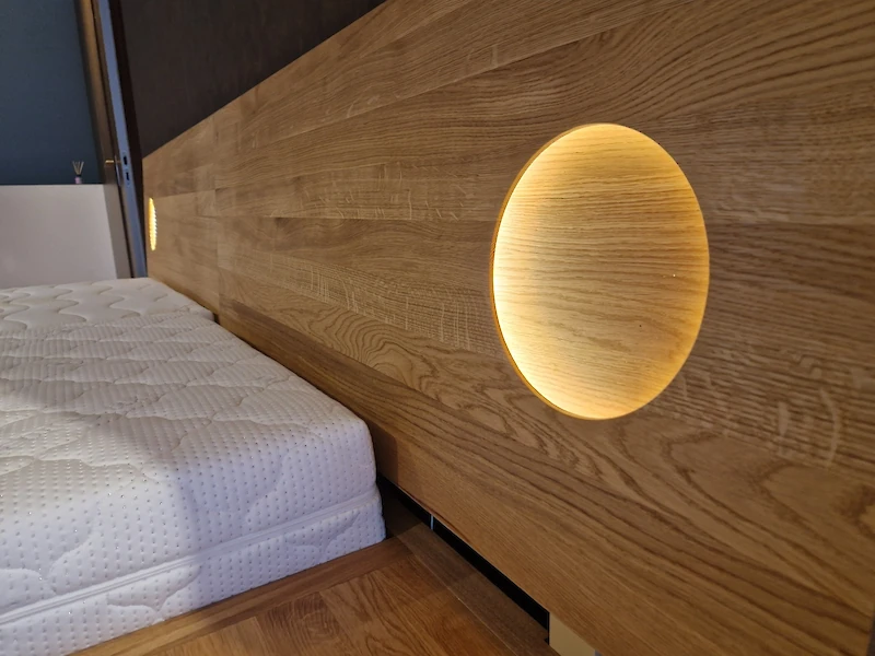 Interiér ložnice - detail postele na míru