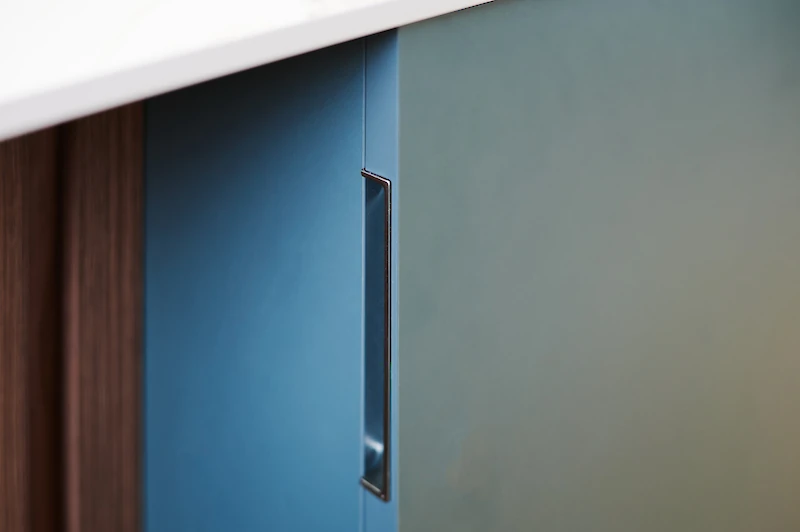 Detail materiálů - kovová úchytka