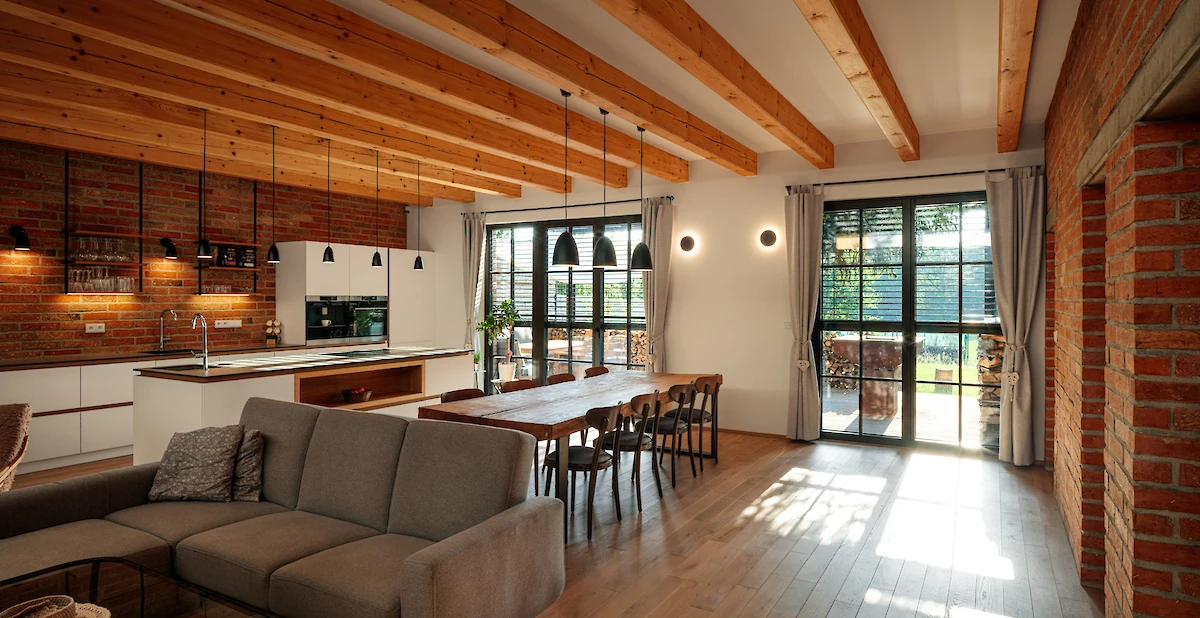 Interiér bytu - kuchyně, jídelna a obývací prostor