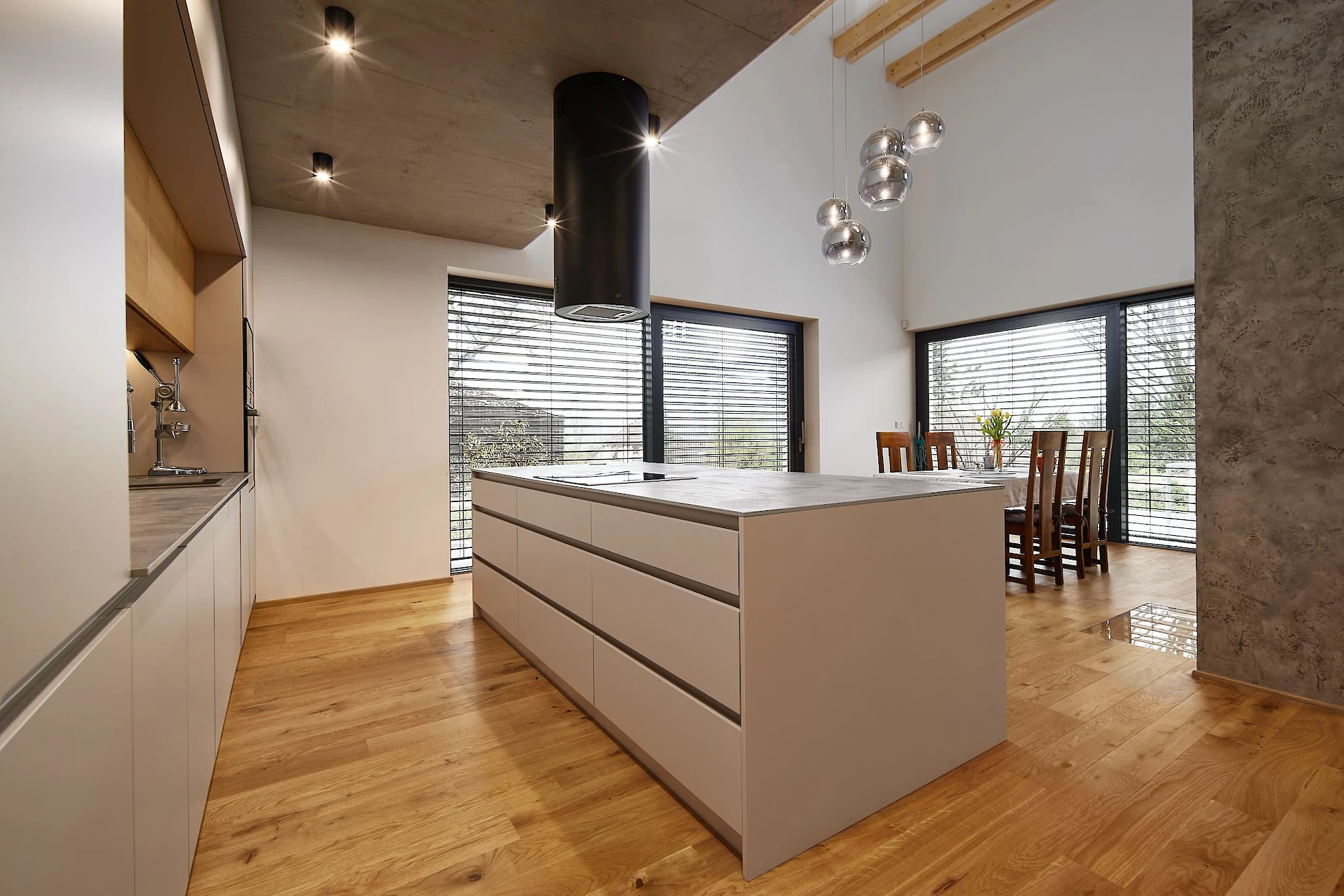 Kuchyně s ostrůvkem, jídelna