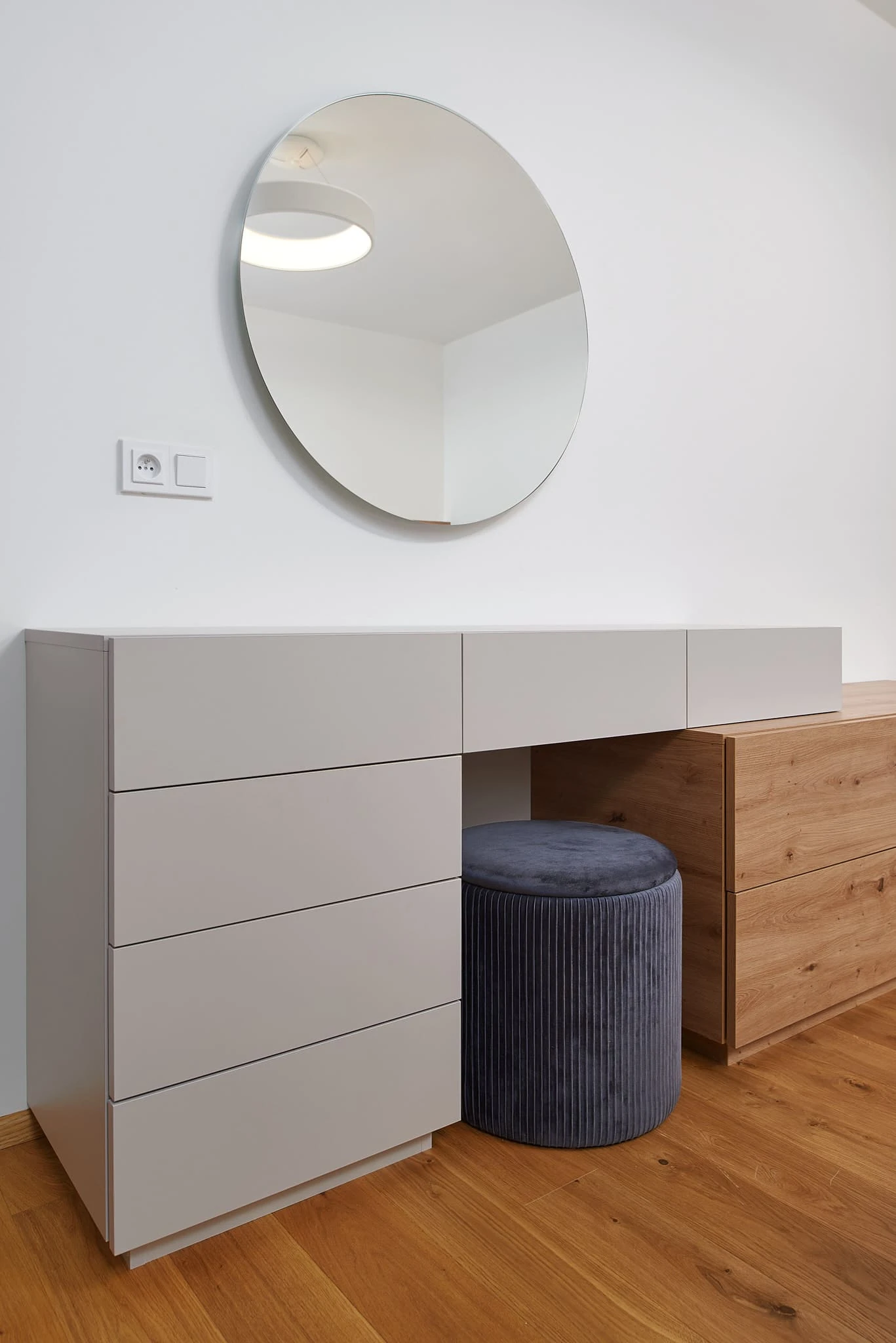 Toaletní stolek na míru se stoličkou a zrcadlem