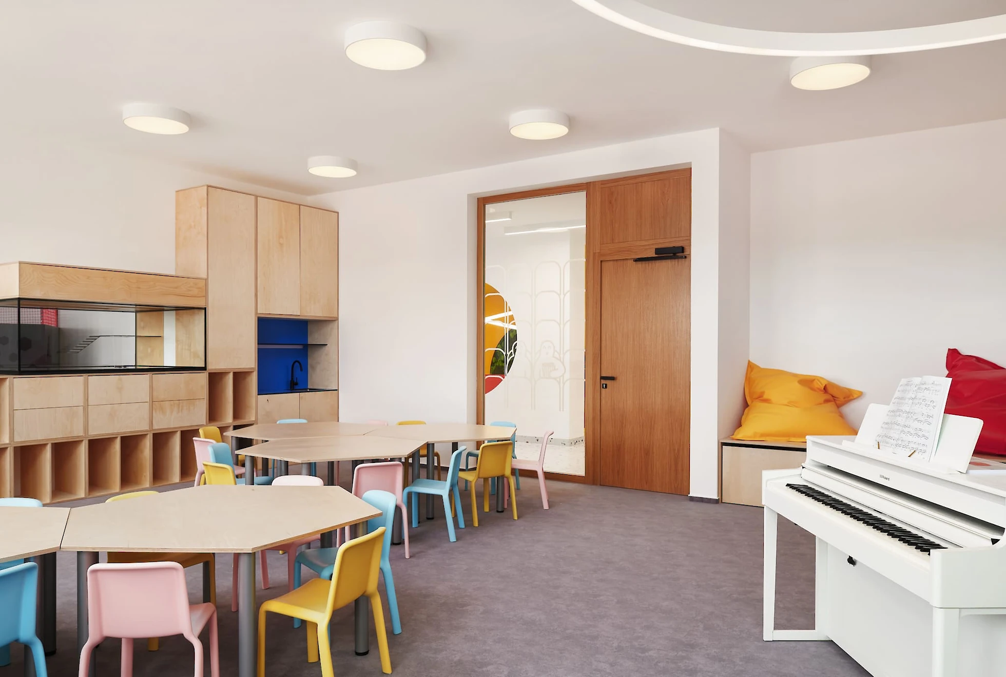 Třída s barevnými židličkami a šestiúhelníkovými stoly