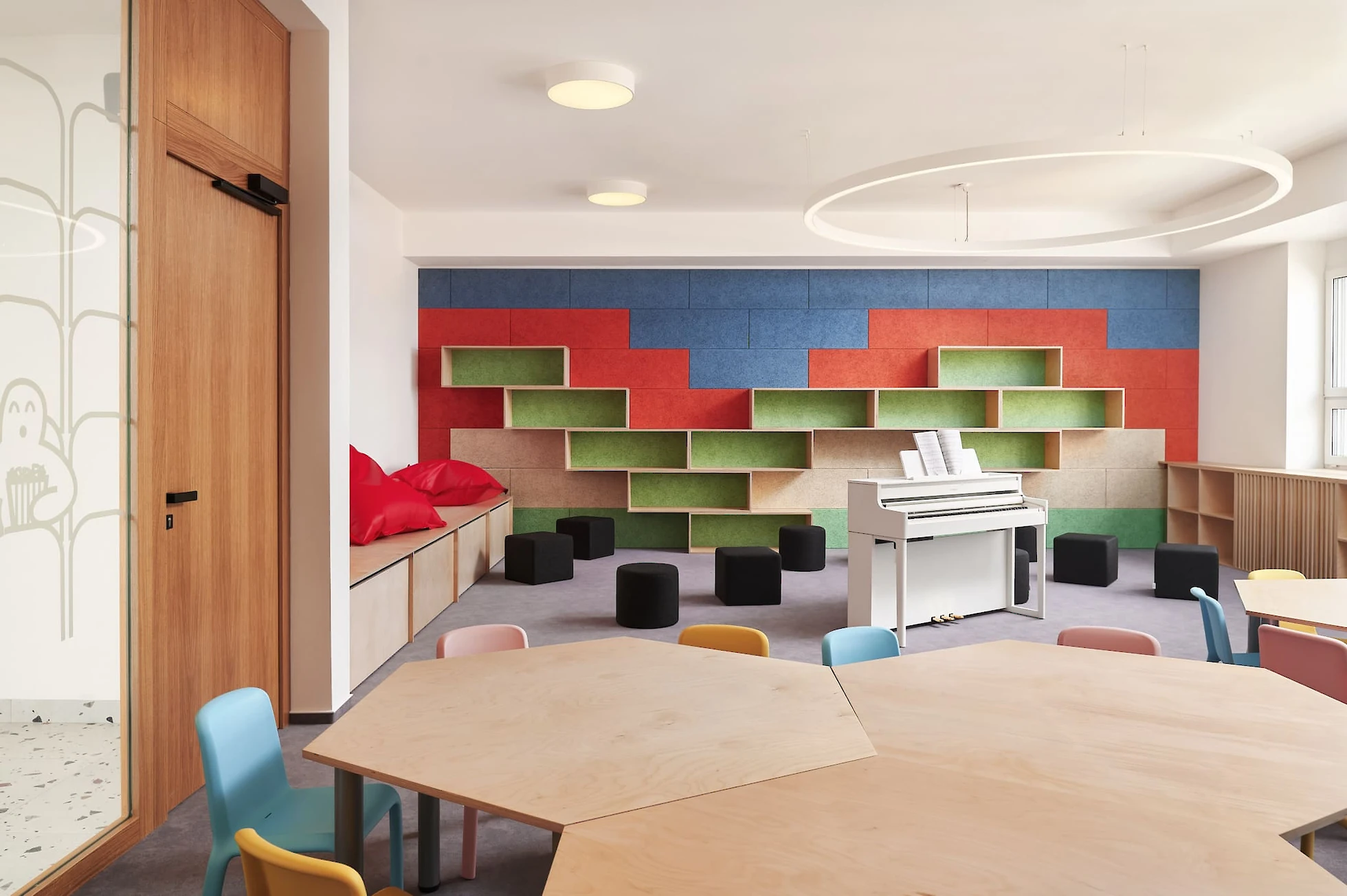 Šestiúhelníkové stoly, nástěnné police a prostor na sezení