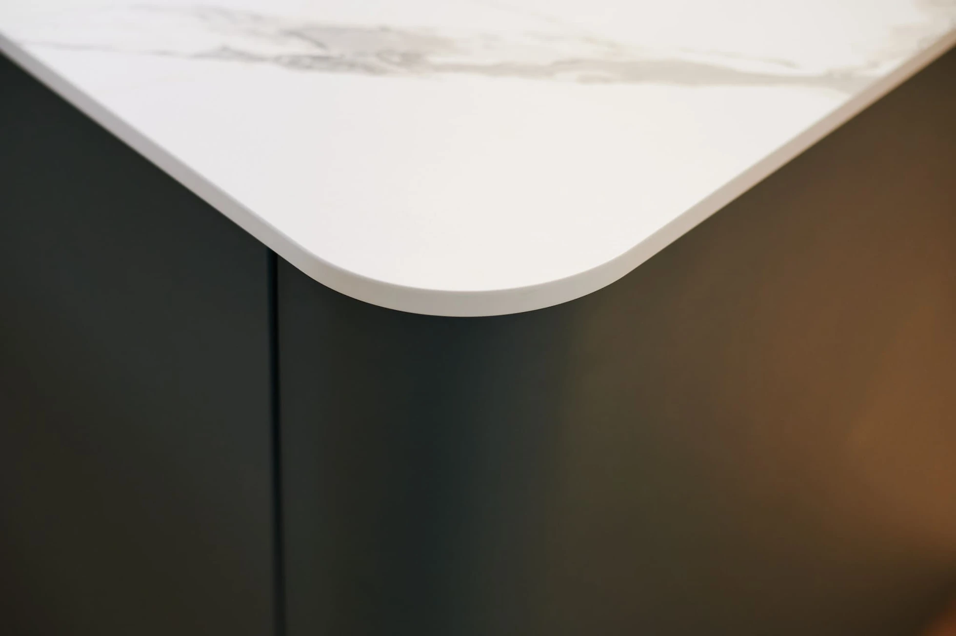 Detail oblého rohu kuchyňské linky