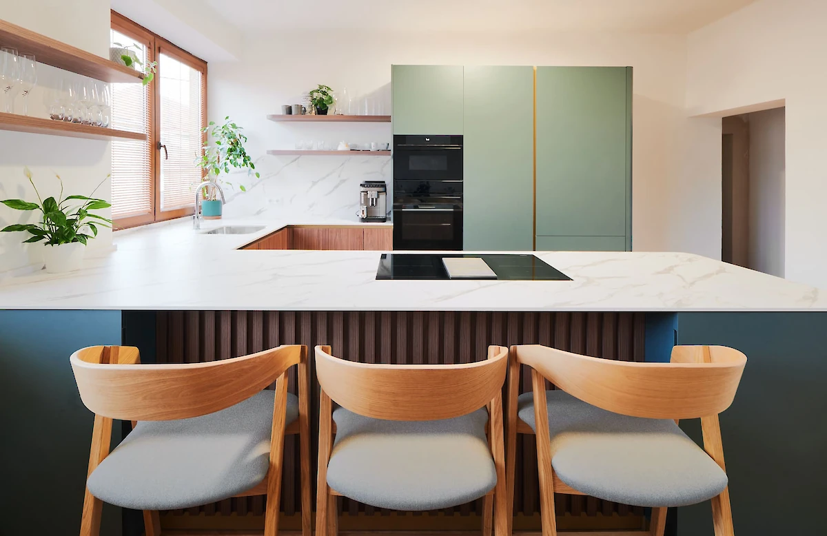 Kuchyně s barovým pultem a židlemi