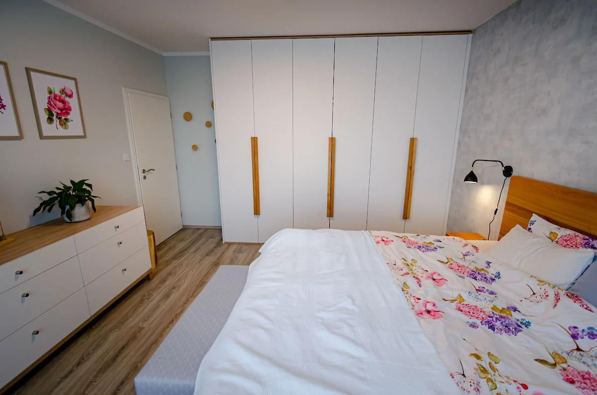 Ložnice s postelí a skříňkami