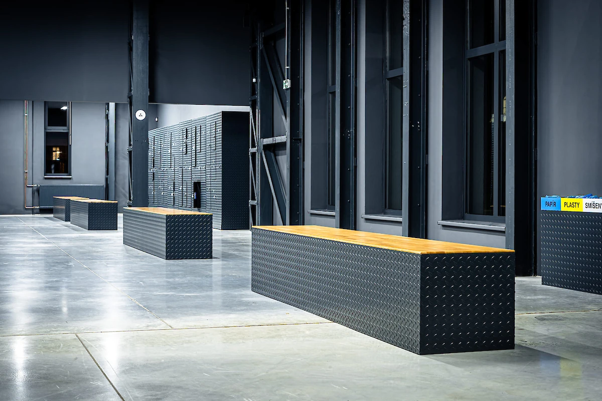 Skříňky, lavice na sezení