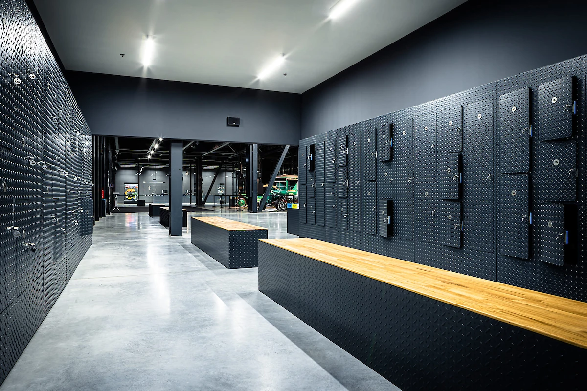 Skříňky, lavice na sezení