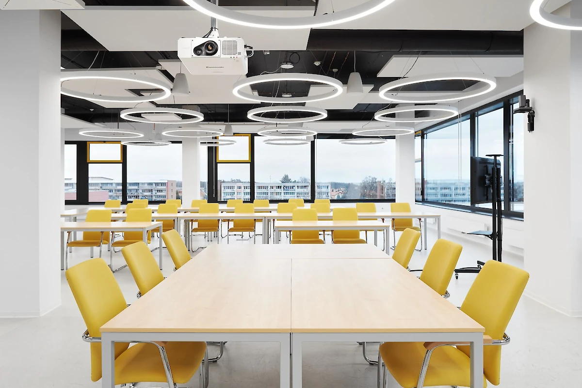 Učebna se stoly a židlemi