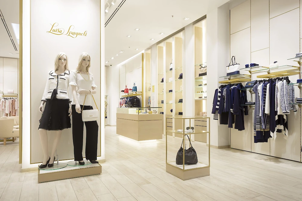 Interiér butiku s oblečením