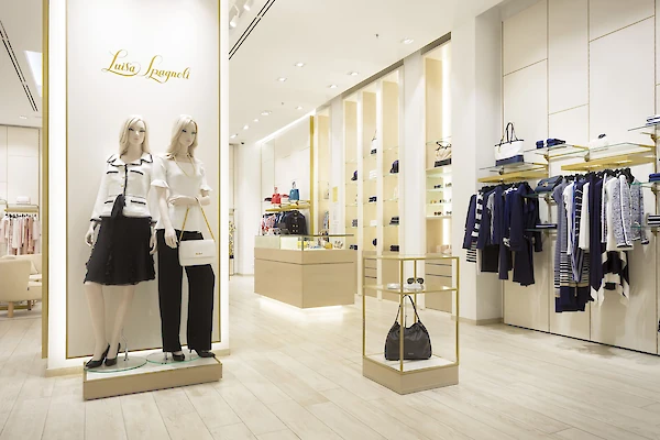 Interiér butiku s oblečením