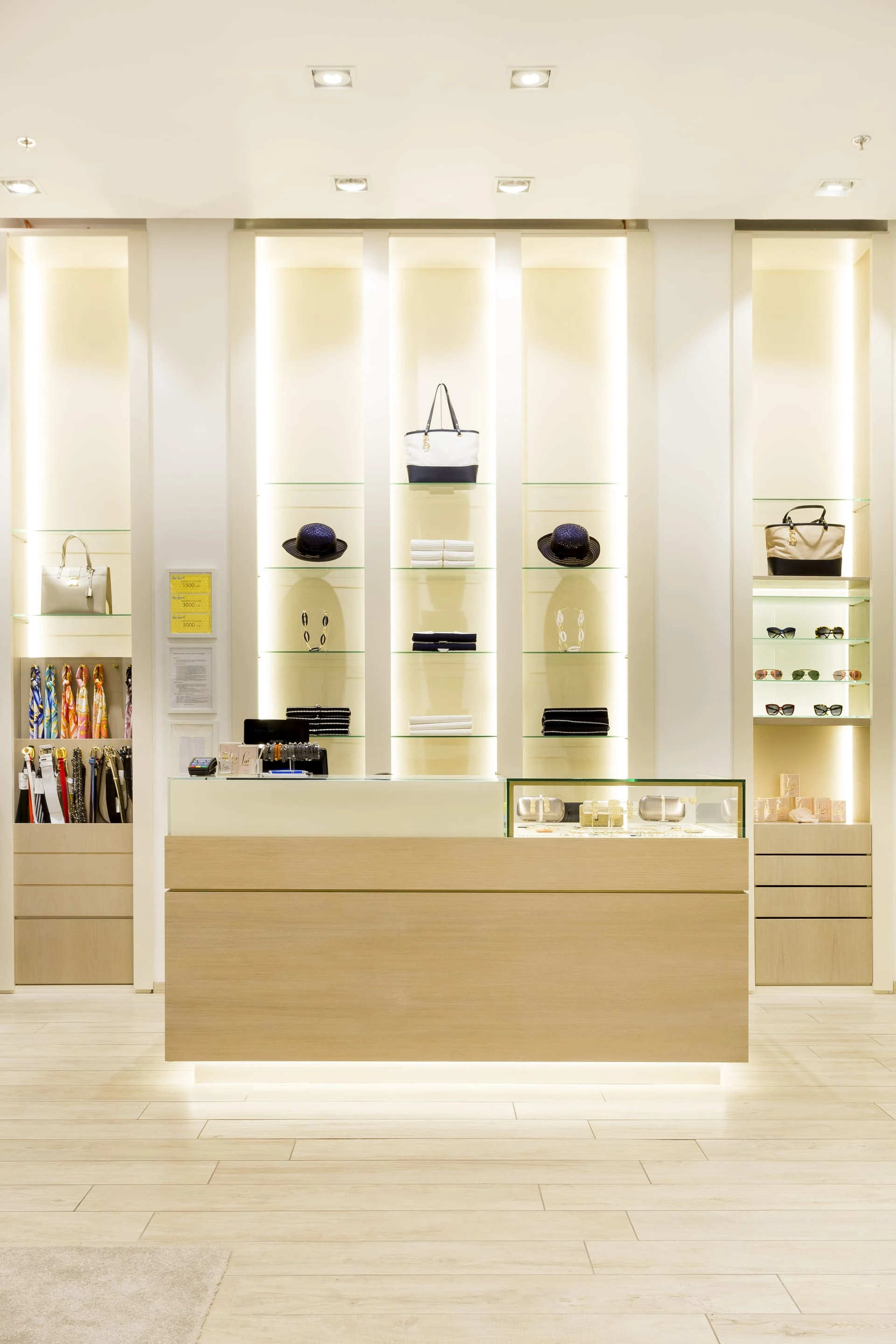 Pokladna a nasvícené police s doplňky