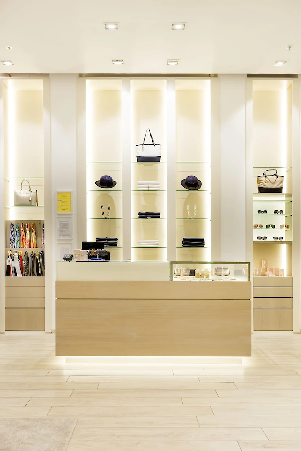 Pokladna a police s doplňky