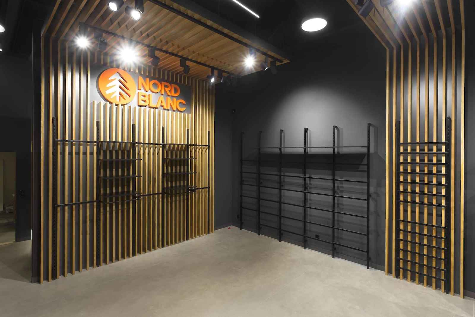 Interiér prodejny - police a věšáky