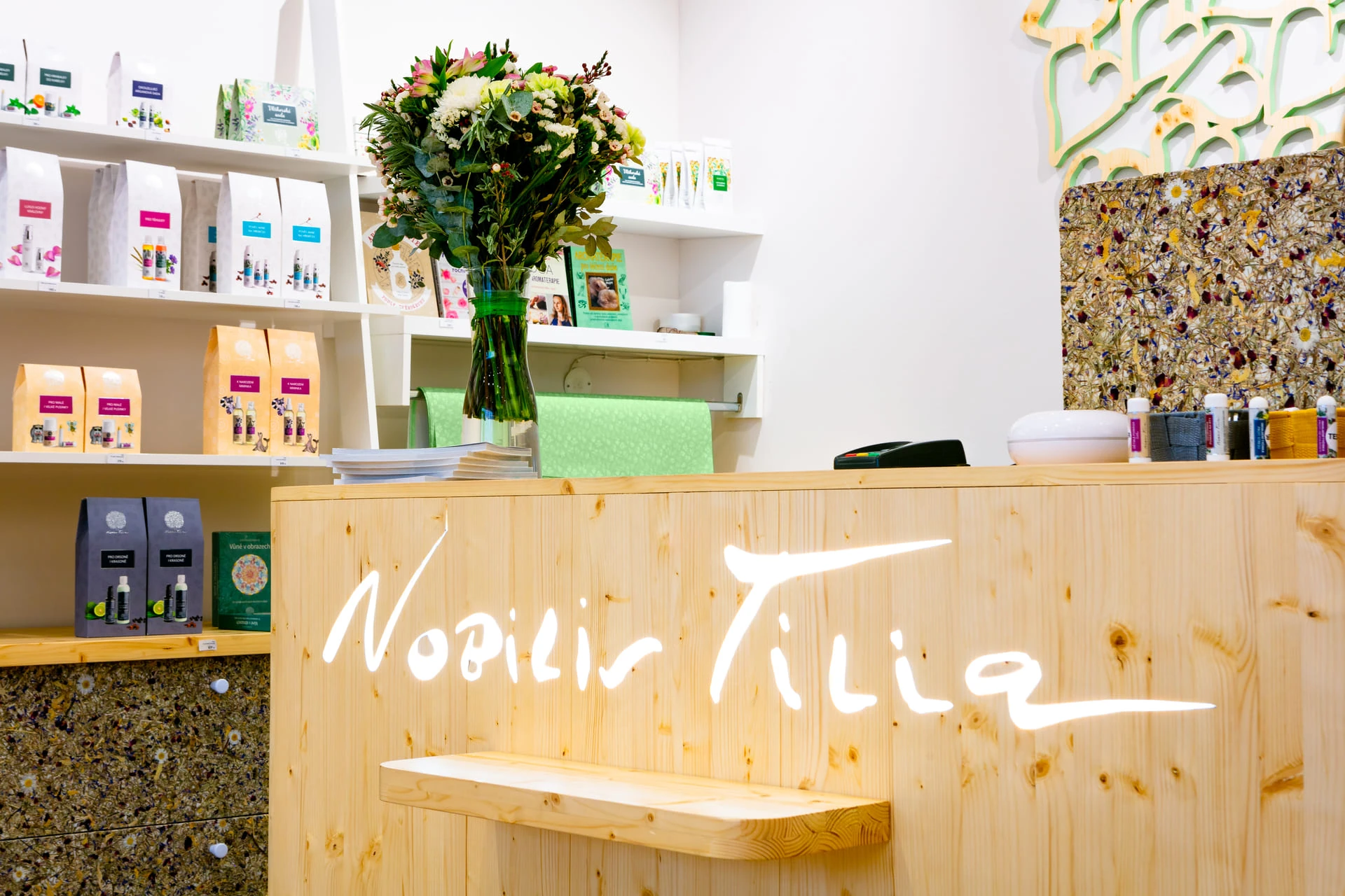 Dřevěný pult s pokladnou a logem