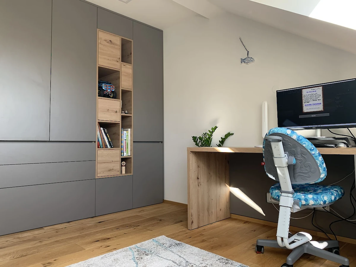 Skříně a psací stůl se židlí