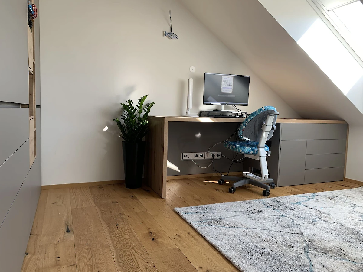 Psací stůl se židlí