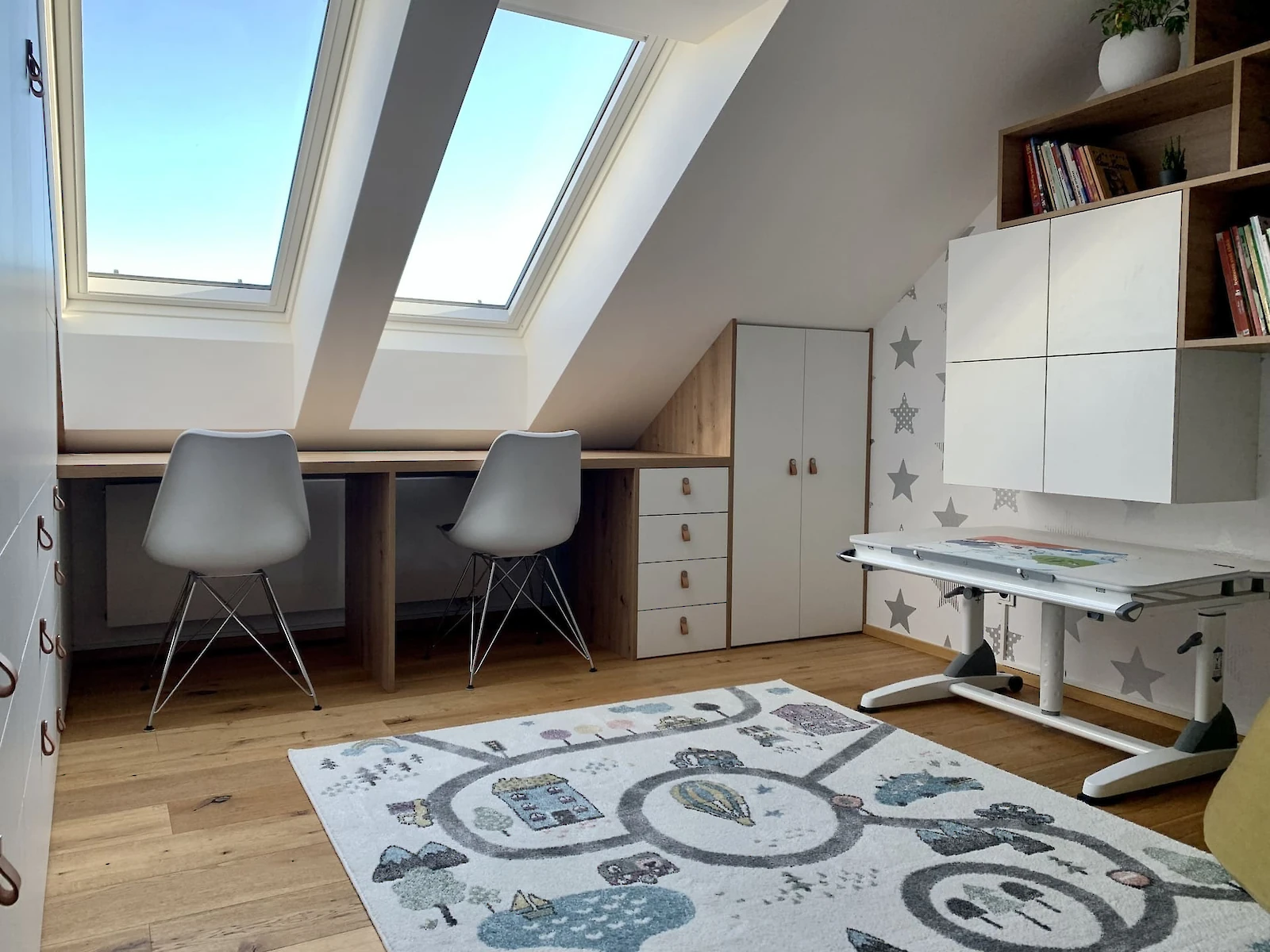 Psací stoly, atypické skříňky a kreslený koberec