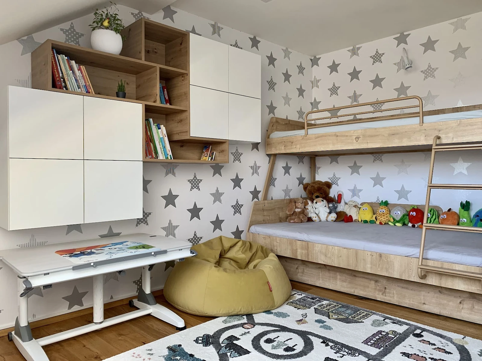 Dětský pokoj s palandou, skříňkami a sedacím vakem