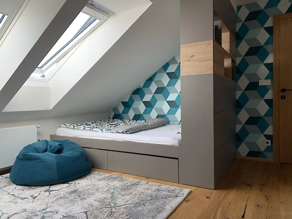 Postel s úložnými prostory na míru