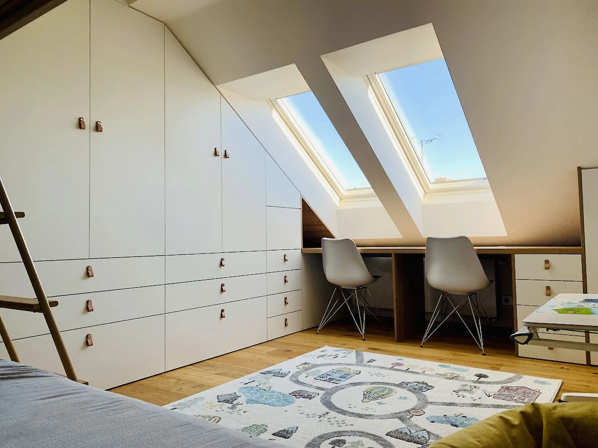 Atypické skříně na míru, psací stoly se židlemi, koberec s kresbou silnice