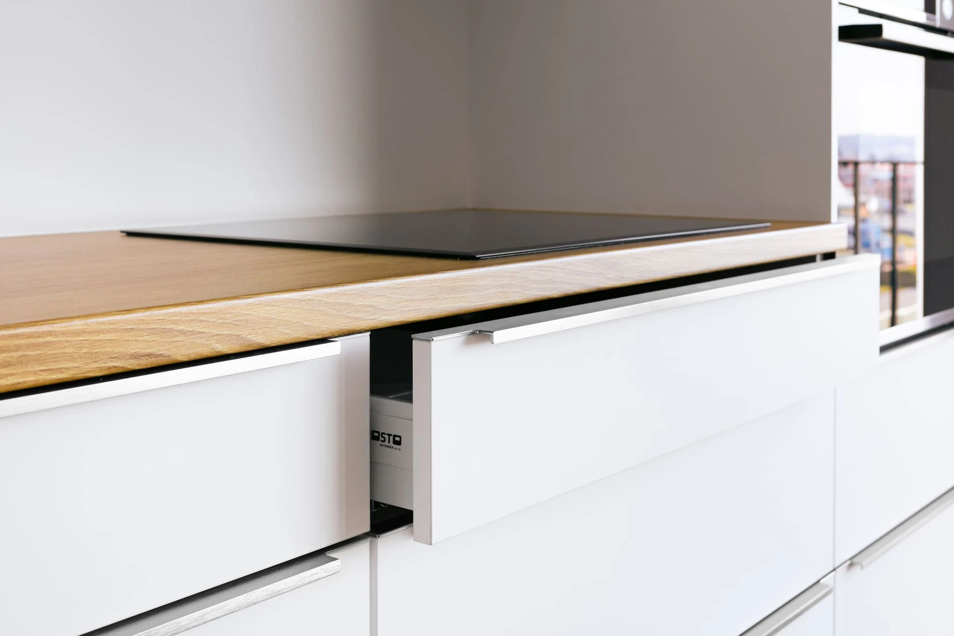 Detail skříňky se zásuvkami