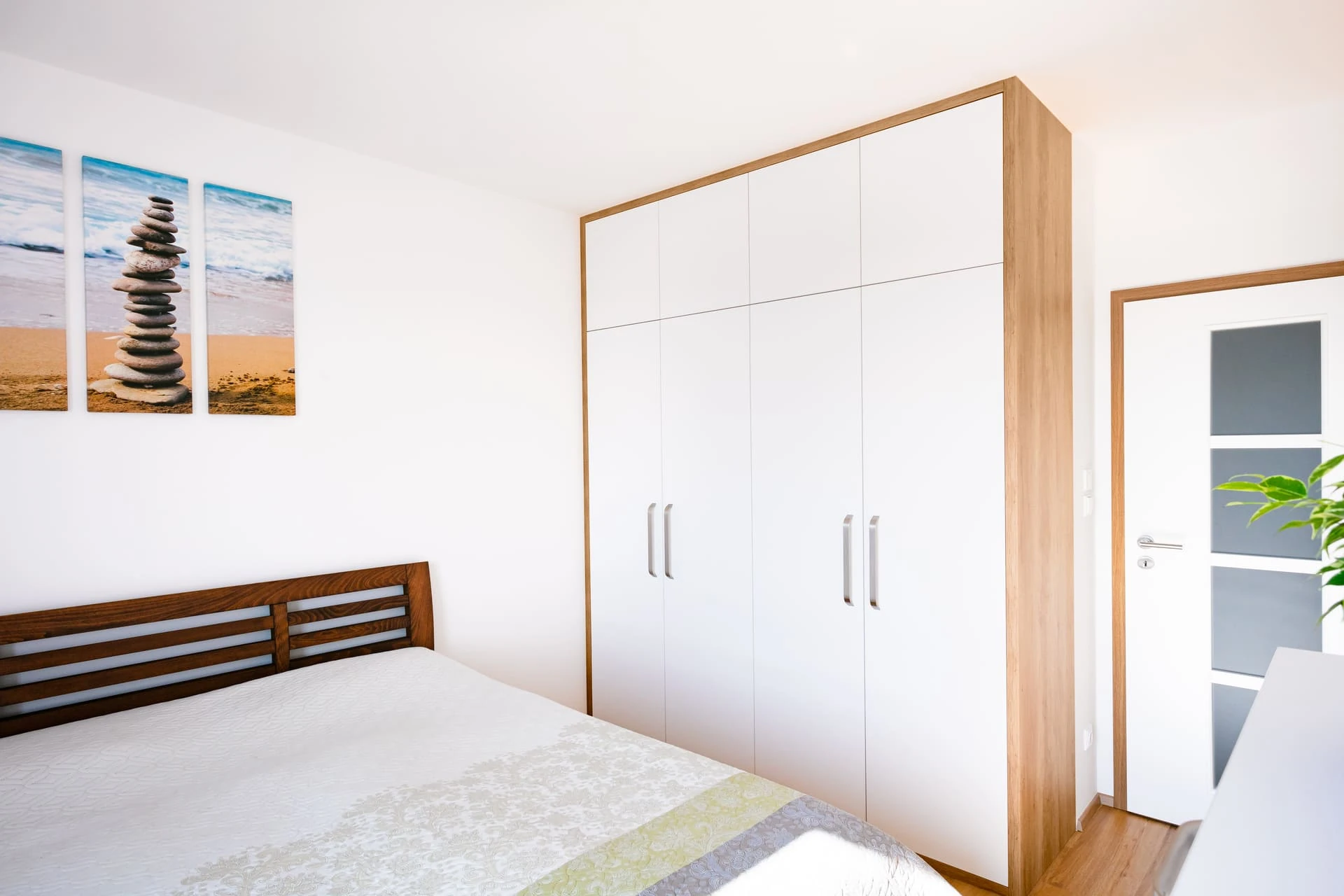 Ložnice s postelí a skříněmi