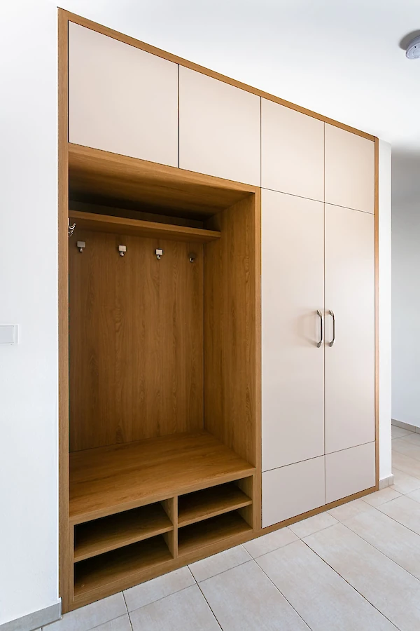 Vestavěné skříně s věšáky a botníkem v předsíni