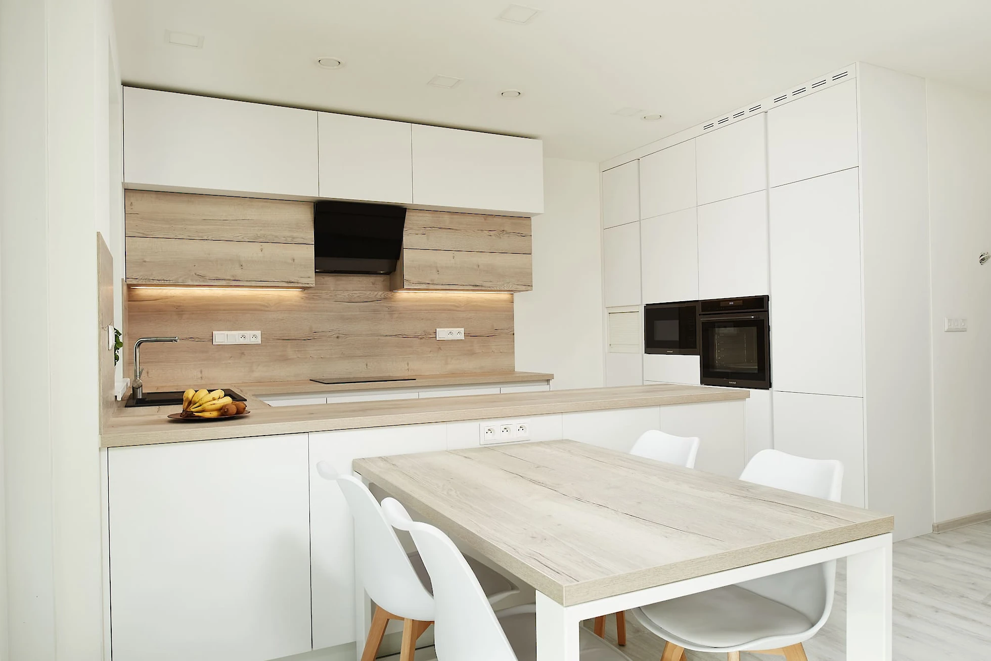 Kuchyň s jídelnou v kombinaci bílé a dřeva