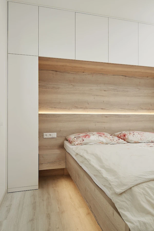 Ložnice - dřevěná postel a skříně na míru