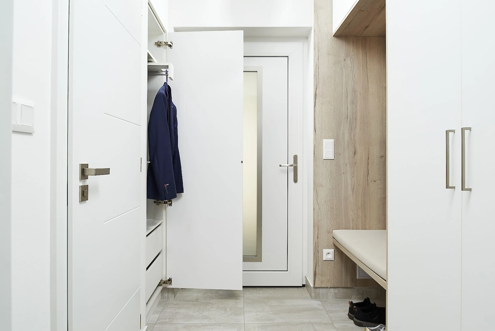 Interiér předsíně - skříňky, lavice na sezení