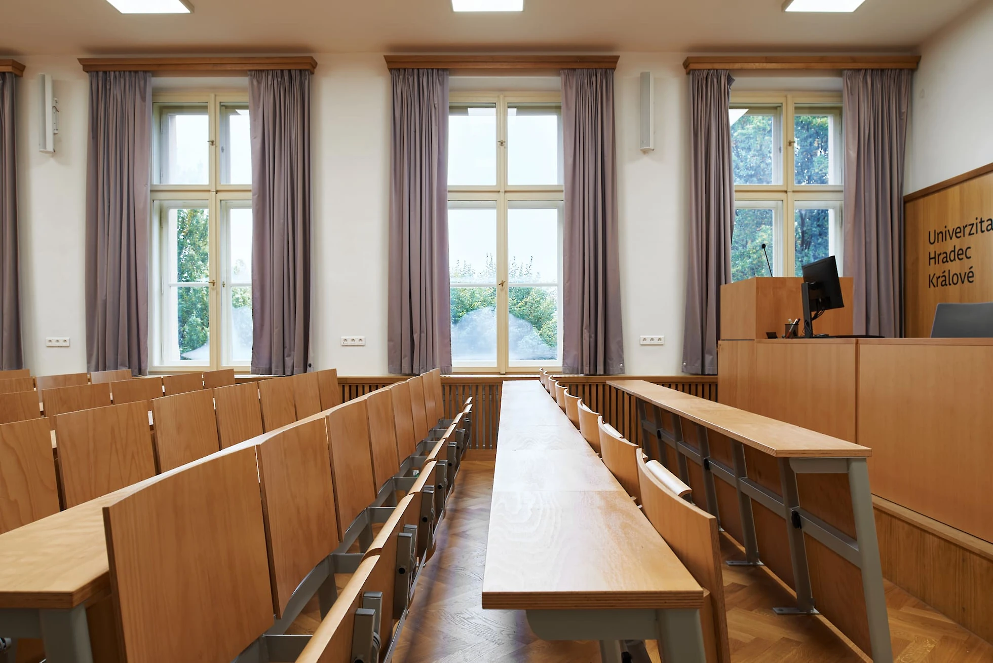 Interiér učebny se sklápěcími židlemi