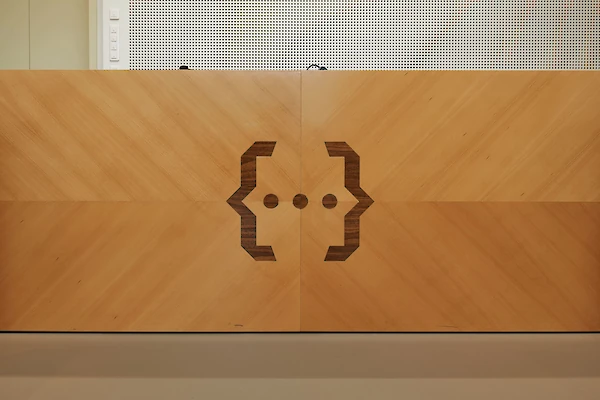 Detail gravírování na katedře