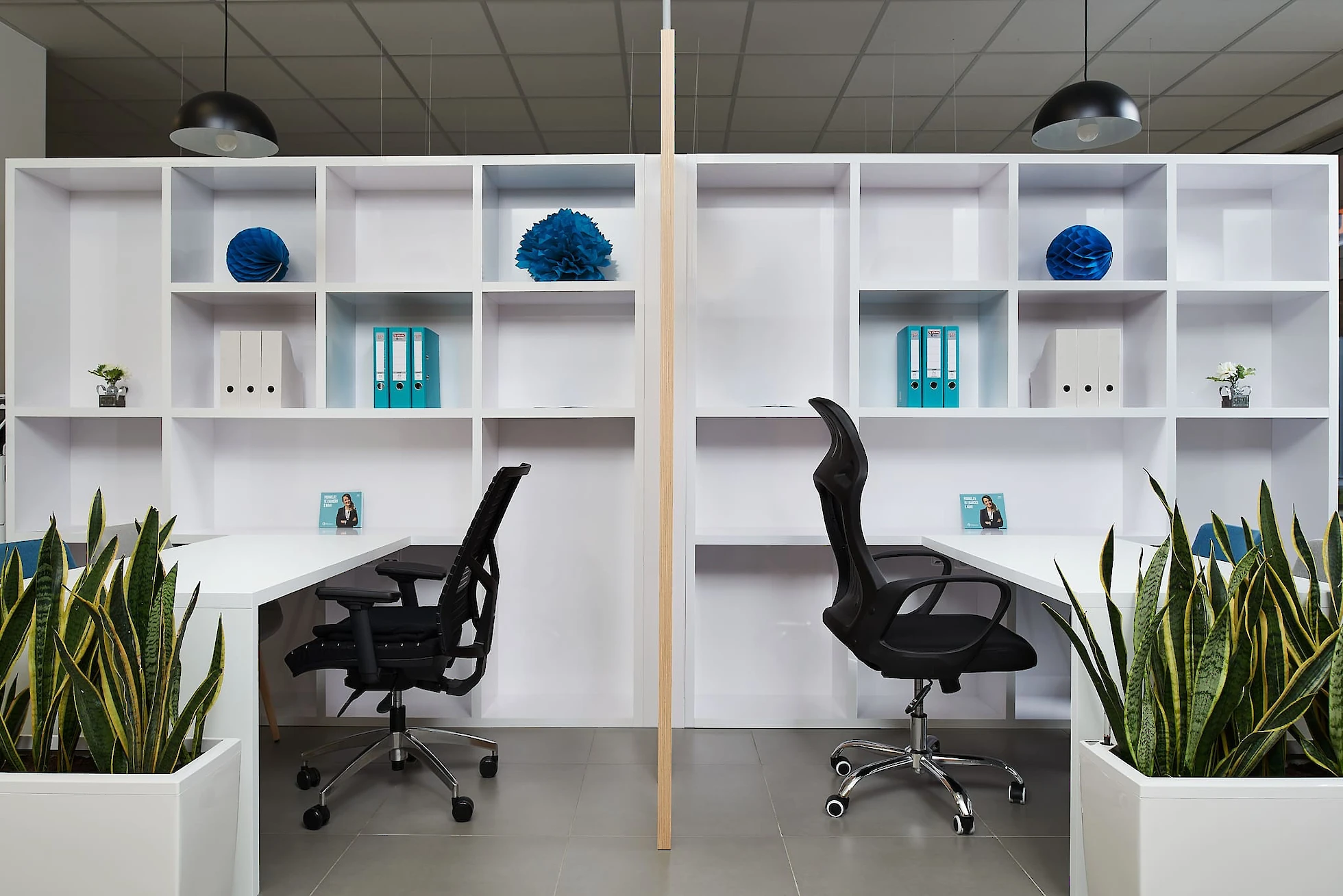 Interiér kanceláře - stoly se židlemi, policové systémy