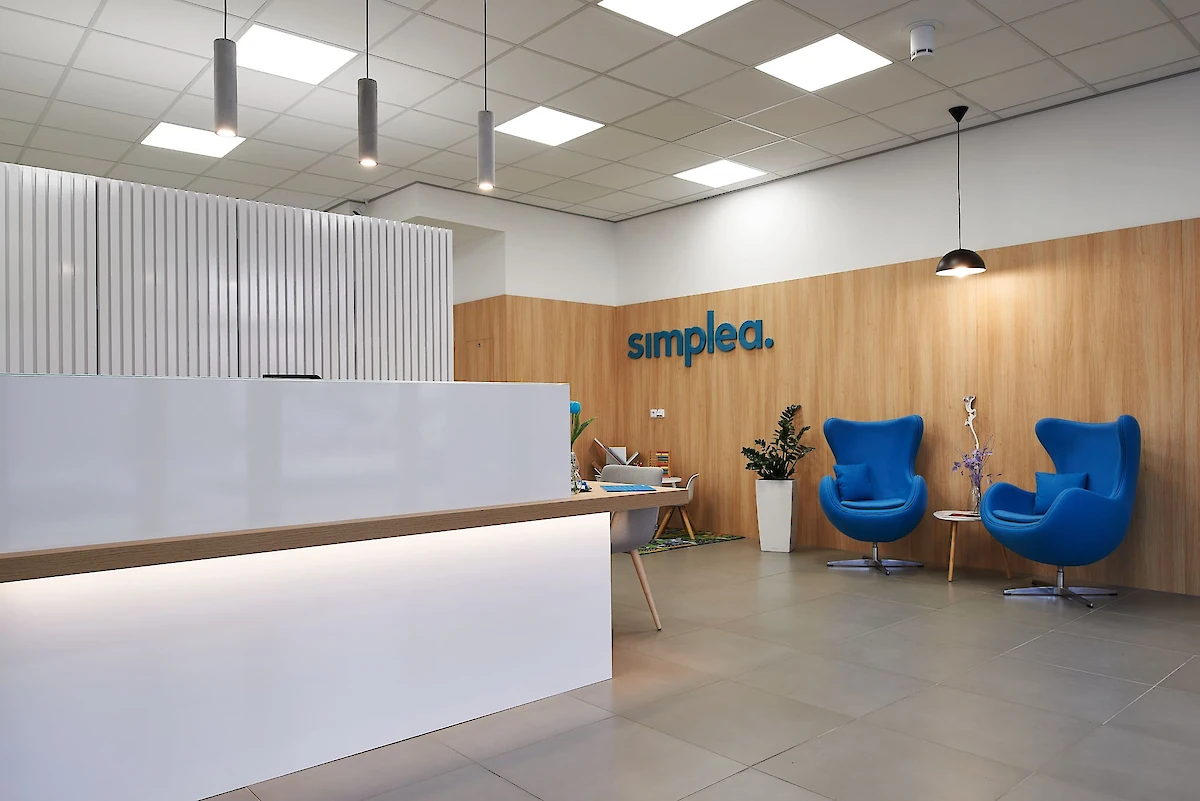 Recepce firmy s křesílky a stolkem