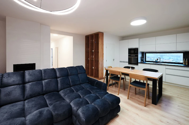 Obývací pokoj s jídelnou a kuchyní