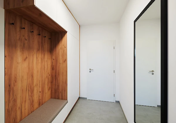 Předsíň s věšáčky a sedací lavicí