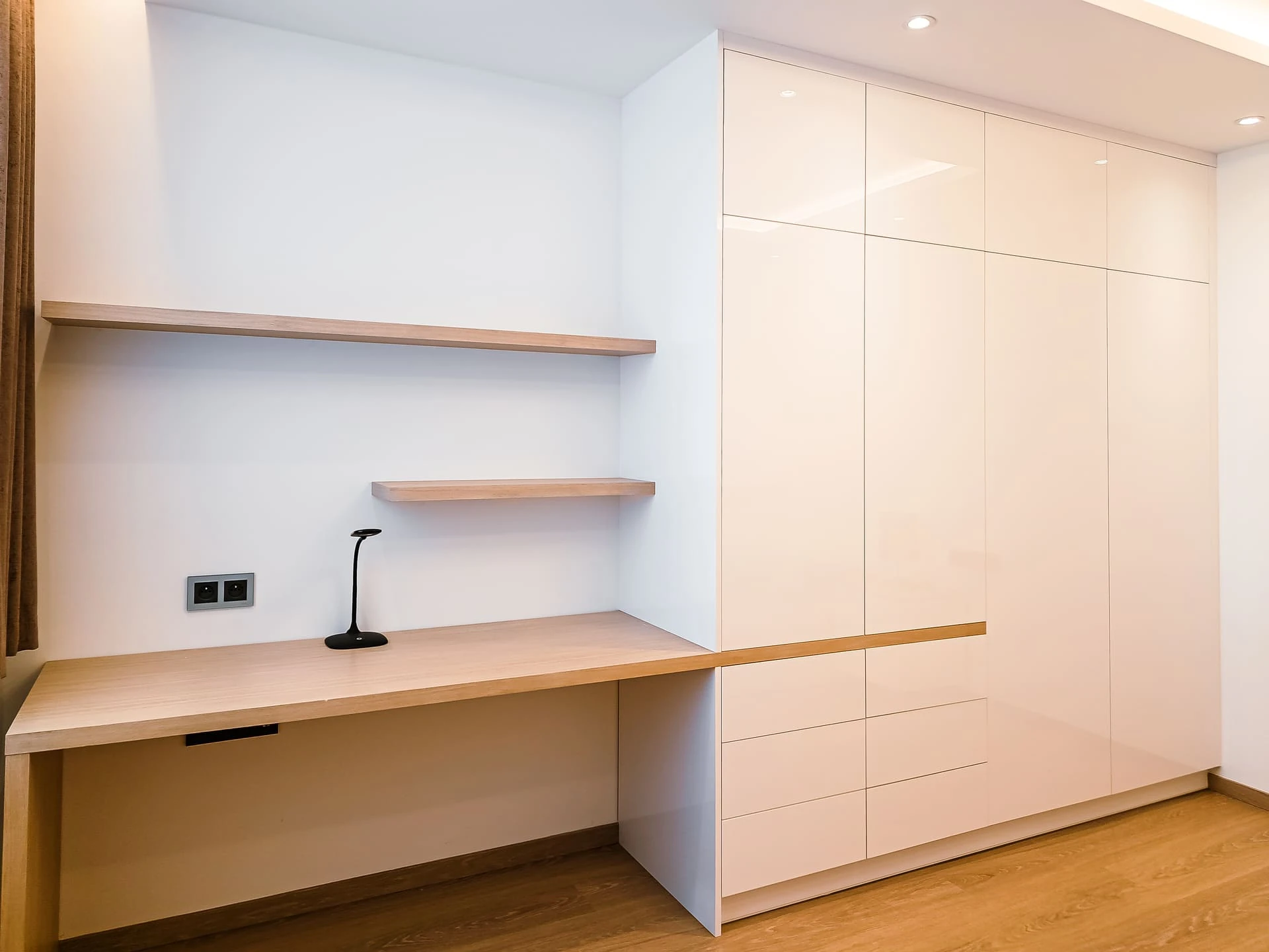 Pracovní stůl propojený se skříněmi