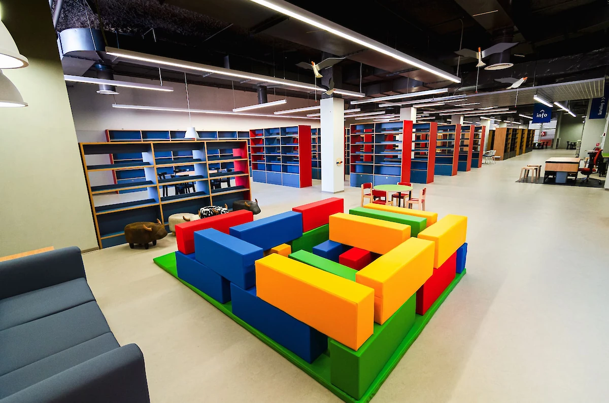 Dětský koutek s velkými barevnými bloky