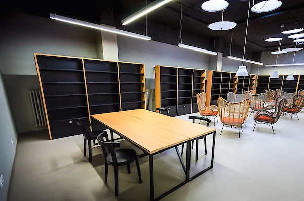 Regály knihovny, stoly, židle, křesílka