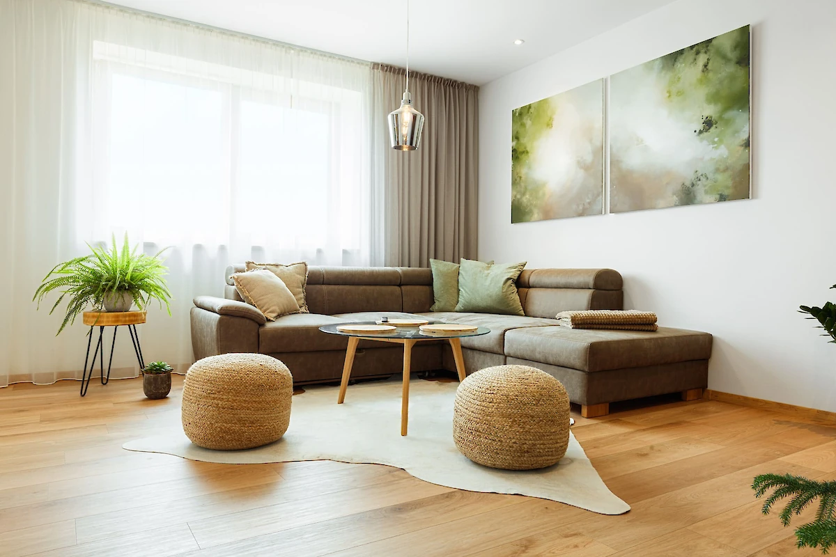 Obývací pokoj s gaučem a stolkem