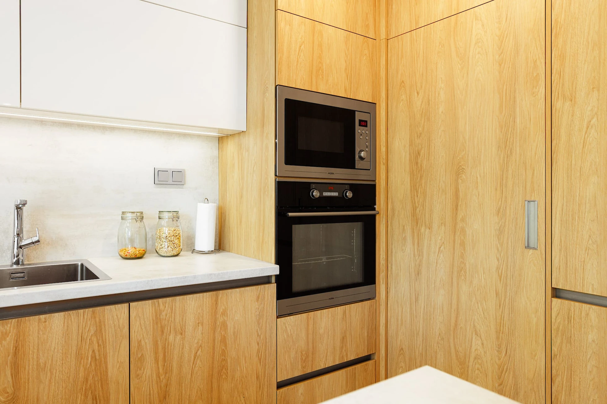 Kuchyně, detail na dřevěné skříňky