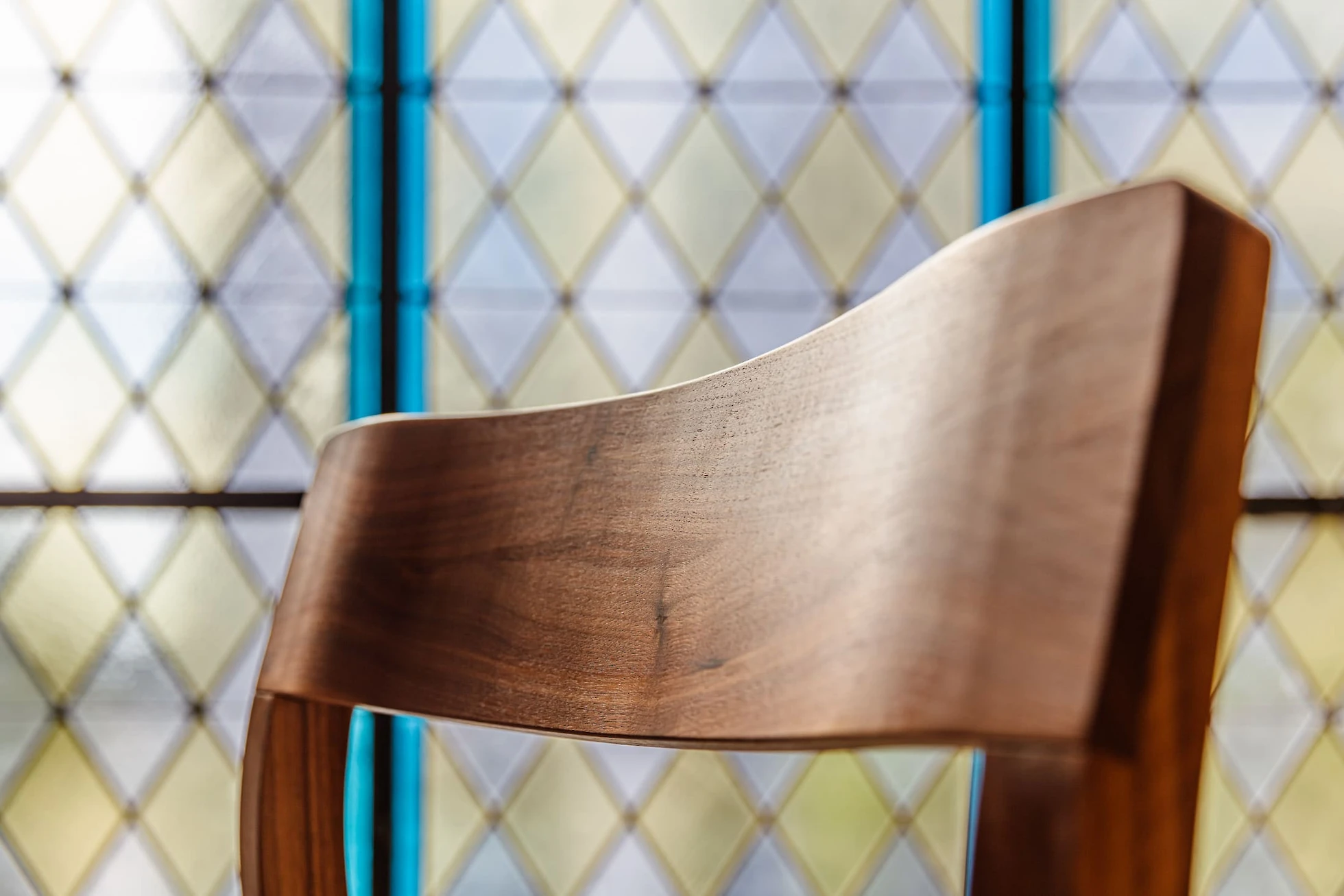 Detail židle proti vitrážovanému oknu