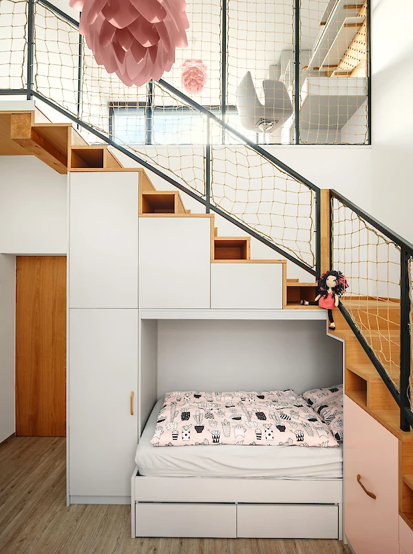 Schodiště s úložným prostorem a vestavěným lůžkem