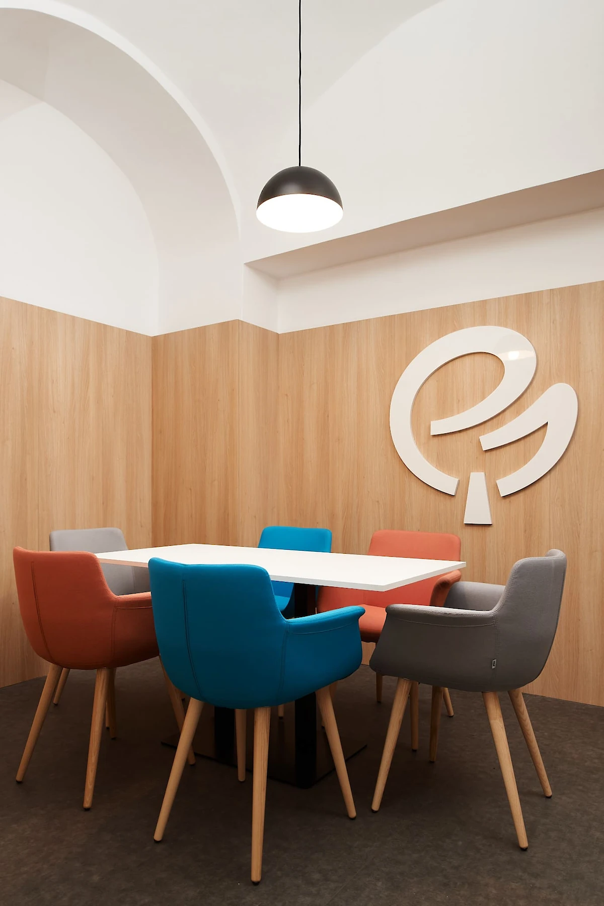 Konferenční místnost se stolem a křesílky