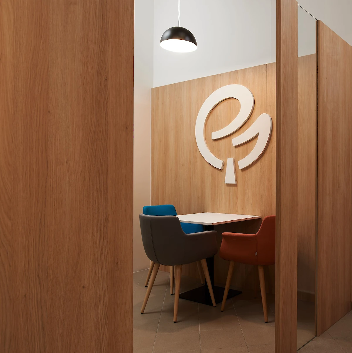 Barevná křesílka u stolu