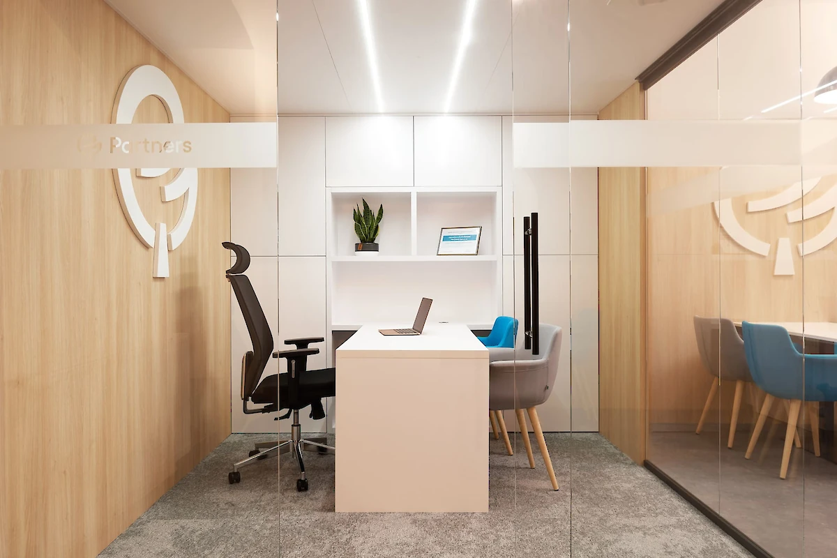 Kancelář se židlí a křesílky