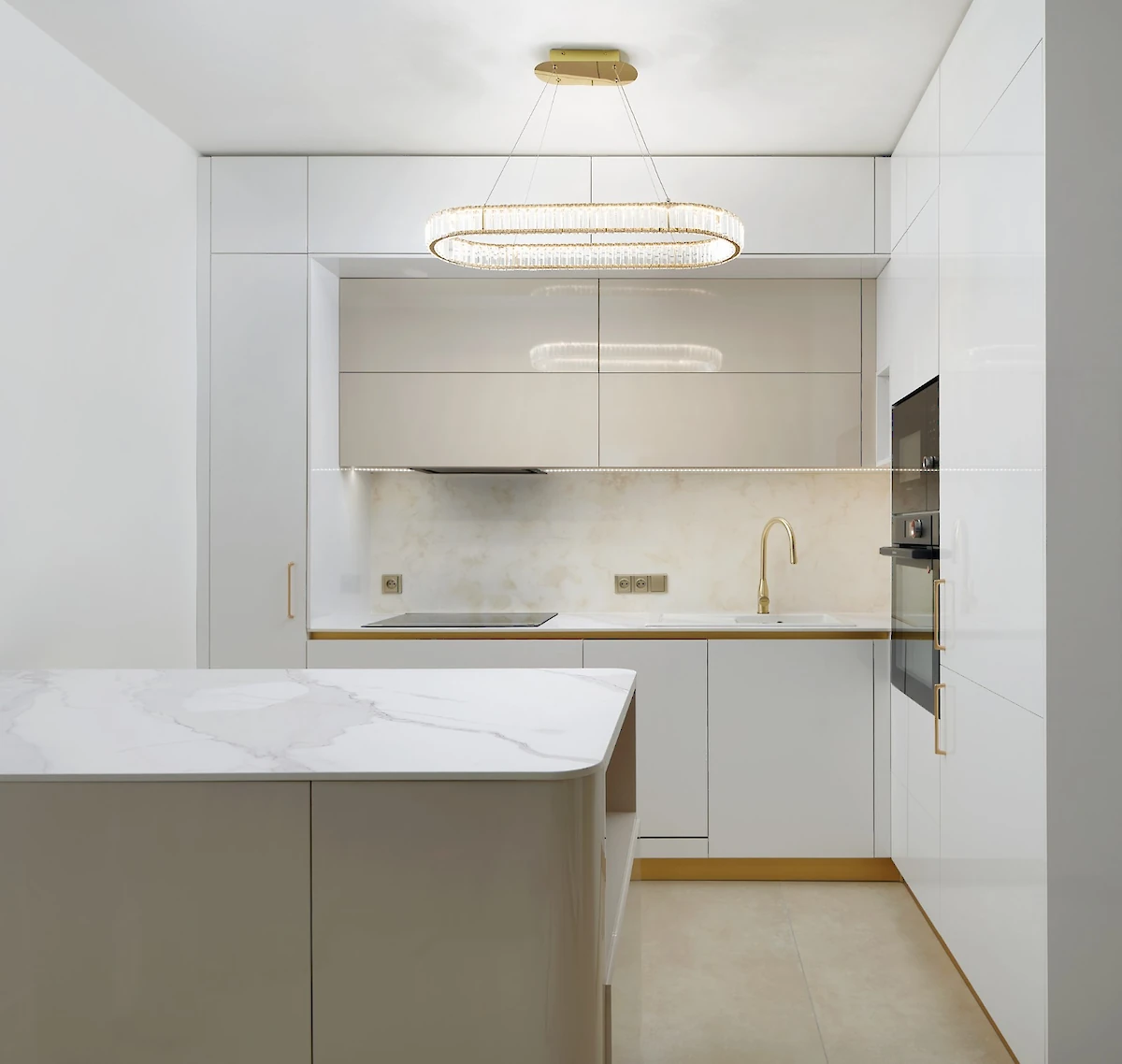 Kuchyně s ostrůvkem a oblými rohy