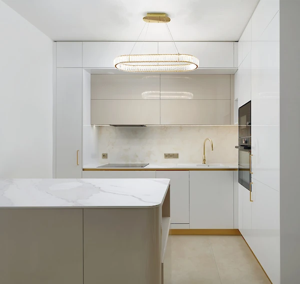 Kuchyně s ostrůvkem a oblými rohy