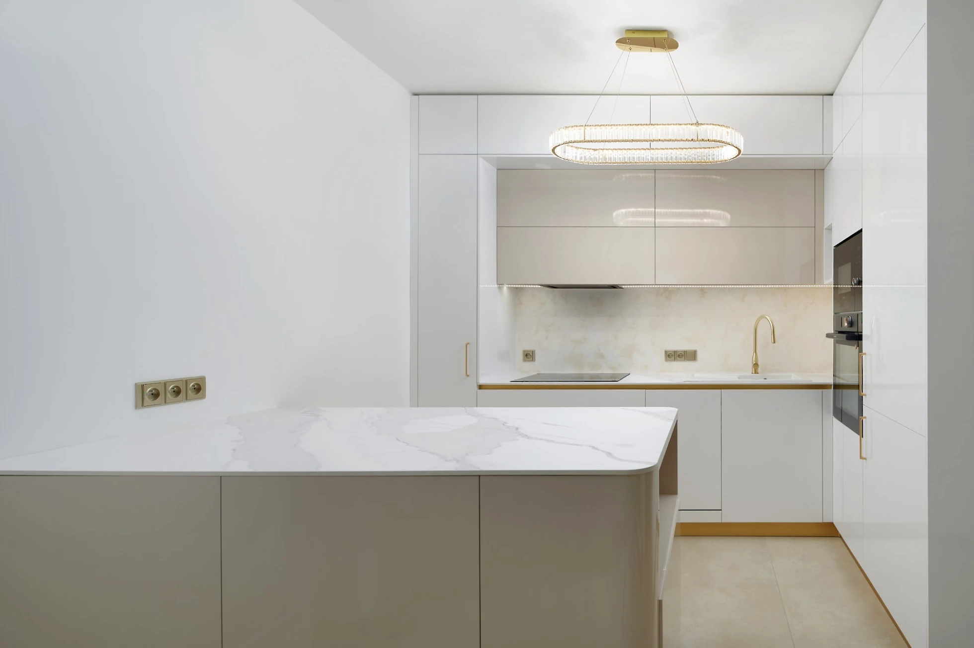 Kuchyně s ostrůvkem a oblými rohy